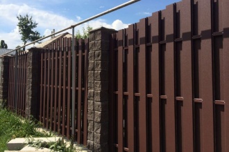 Забор из евроштакетника с кирпичными столбами 25 метров фото в Урень