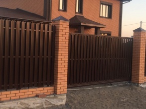 Забор из евроштакетника с кирпичными столбами 15 соток фото под ключ