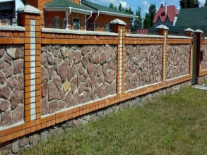 Кирпичный забор с камнем 12 метров фото в Урень