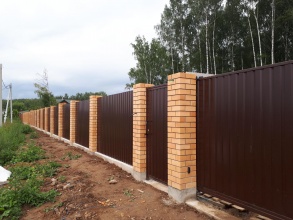 Кирпичный забор на ленточном фундаменте 12 метров фото в Урень