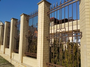 Кирпичный забор с ковкой  10 метров фото в Урень