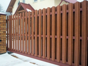 Забор из евроштакетника с кирпичными столбами 200 метров фото в Урень