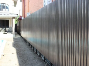 Забор из евроштакетника на ленточном фундаменте 57 метров фото в Урень