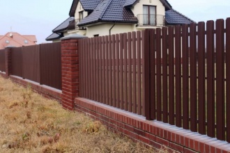 Забор из евроштакетника с кирпичными столбами 8 соток фото в Урень